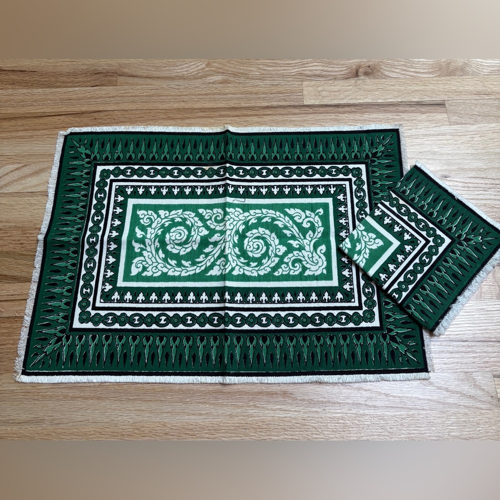 Set- Vintage cloth placemats and matching napkins (20)